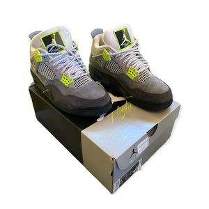 Air Jordan Retro 4  SE “Neon 95” 
Size 8 Men